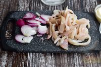 Фото приготовления рецепта: Салат "Алые паруса" с кальмарами и помидорами - шаг №5