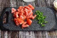 Фото приготовления рецепта: Салат "Алые паруса" с кальмарами и помидорами - шаг №7