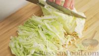 Фото приготовления рецепта: Капустный салат "Коул-сло" с сельдереем - шаг №2