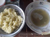 Фото приготовления рецепта: Кабачковые оладьи с плавленым сыром и зеленью - шаг №5