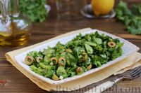 Фото к рецепту: Салат из огурцов с оливками и зеленью