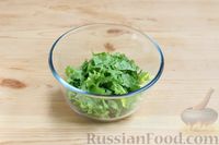 Фото приготовления рецепта: Салат из огурцов с оливками и зеленью - шаг №2