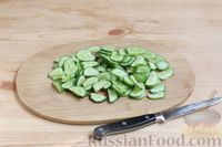 Фото приготовления рецепта: Салат из огурцов с оливками и зеленью - шаг №3