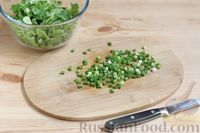 Фото приготовления рецепта: Салат из огурцов с оливками и зеленью - шаг №4