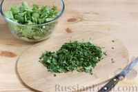 Фото приготовления рецепта: Салат из огурцов с оливками и зеленью - шаг №5