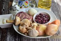 Фото приготовления рецепта: Суп с говядиной, фасолью и грибами - шаг №1