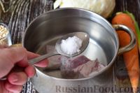 Фото приготовления рецепта: Томатный суп с говядиной, перловкой, капустой и солёными огурцами - шаг №2