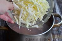 Фото приготовления рецепта: Томатный суп с говядиной, перловкой, капустой и солёными огурцами - шаг №13