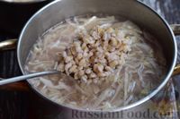 Фото приготовления рецепта: Томатный суп с говядиной, перловкой, капустой и солёными огурцами - шаг №14