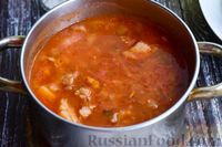 Фото приготовления рецепта: Томатный суп с говядиной, перловкой, капустой и солёными огурцами - шаг №17