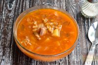 Фото приготовления рецепта: Томатный суп с говядиной, перловкой, капустой и солёными огурцами - шаг №18