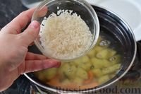 Фото приготовления рецепта: Суп с рыбными фрикадельками и рисом - шаг №7