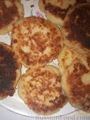 Фото приготовления рецепта: Дрожжевые пирожки с картофелем и колбасой (в духовке) - шаг №25