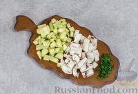 Фото приготовления рецепта: Куриный суп-пюре с грибами, кабачком и плавленым сыром - шаг №3