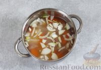 Фото приготовления рецепта: Куриный суп-пюре с грибами, кабачком и плавленым сыром - шаг №4