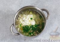 Фото приготовления рецепта: Куриный суп-пюре с грибами, кабачком и плавленым сыром - шаг №6