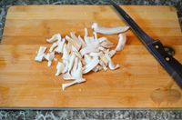 Фото приготовления рецепта: Салат с кальмарами и морской капустой - шаг №7