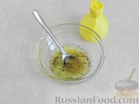 Фото приготовления рецепта: Капустный салат с тунцом, помидорами и кукурузой - шаг №3