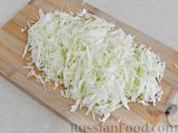 Фото приготовления рецепта: Капустный салат с тунцом, помидорами и кукурузой - шаг №4