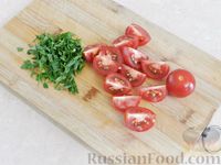 Фото приготовления рецепта: Капустный салат с тунцом, помидорами и кукурузой - шаг №5