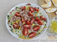 Фото приготовления рецепта: Капустный салат с тунцом, помидорами и кукурузой - шаг №10