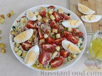 Фото приготовления рецепта: Капустный салат с тунцом, помидорами и кукурузой - шаг №11