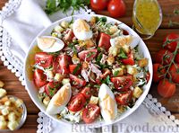 Фото приготовления рецепта: Капустный салат с тунцом, помидорами и кукурузой - шаг №12