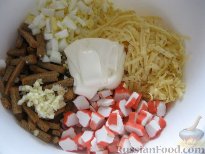 Как приготовить рецепт Крабовый салат Новинка с сухариками и плавленным сыром