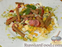 Фото к рецепту: Салат с сухариками "Холостяцкая радость"