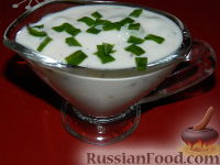 Фото приготовления рецепта: Салатная заправка из йогурта с зеленым луком - шаг №6