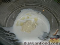 Фото приготовления рецепта: Салатная заправка из йогурта с зеленым луком - шаг №3