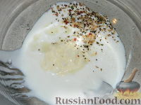 Фото приготовления рецепта: Салатная заправка из йогурта с зеленым луком - шаг №4