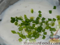 Фото приготовления рецепта: Салатная заправка из йогурта с зеленым луком - шаг №5