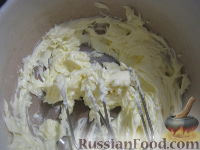 Фото приготовления рецепта: Медовый торт со сгущенкой - шаг №10