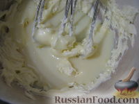 Фото приготовления рецепта: Медовый торт со сгущенкой - шаг №11
