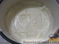 Фото приготовления рецепта: Медовый торт со сгущенкой - шаг №12
