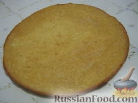 Фото приготовления рецепта: Медовый торт со сгущенкой - шаг №8