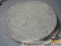 Фото приготовления рецепта: Медовый торт со сгущенкой - шаг №14