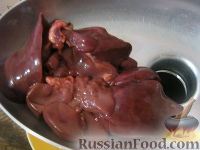 Фото приготовления рецепта: Печеночные оладьи под сметанным соусом - шаг №3