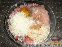 Фото приготовления рецепта: Полпеттоне с начинкой из  ветчины  и сыра - шаг №6