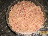Фото приготовления рецепта: Полпеттоне с начинкой из  ветчины  и сыра - шаг №7