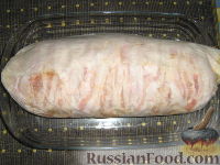 Фото приготовления рецепта: Полпеттоне с начинкой из  ветчины  и сыра - шаг №16