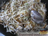 Фото приготовления рецепта: Грибная солянка с капустой - шаг №8