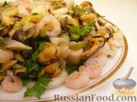 Фото приготовления рецепта: Салат ассорти из морепродуктов - шаг №15