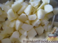 Фото приготовления рецепта: Салат из крабовых палочек с кукурузой и яблоком - шаг №6