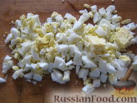 Фото приготовления рецепта: Салат из крабовых палочек с кукурузой и яблоком - шаг №3