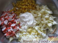 Фото приготовления рецепта: Салат из крабовых палочек с кукурузой и яблоком - шаг №7