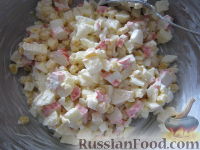 Фото приготовления рецепта: Салат из крабовых палочек с кукурузой и яблоком - шаг №8