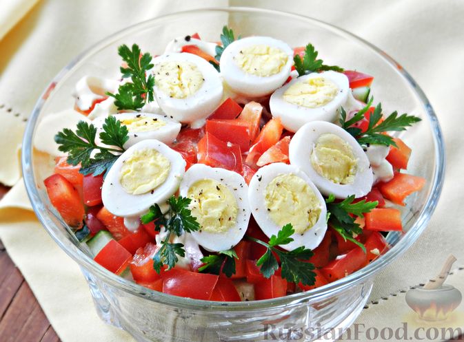 Салат с жареной курицей, сыром и перепелиными яйцами