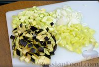 Фото приготовления рецепта: Яичница с баклажанами, кабачками и помидорами - шаг №1